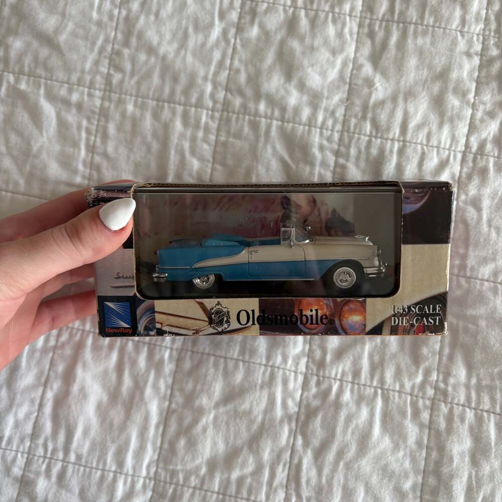 New-Ray 1:43 1955 Oldsmobile Super 88 Blue & White Convertible City Cruiser